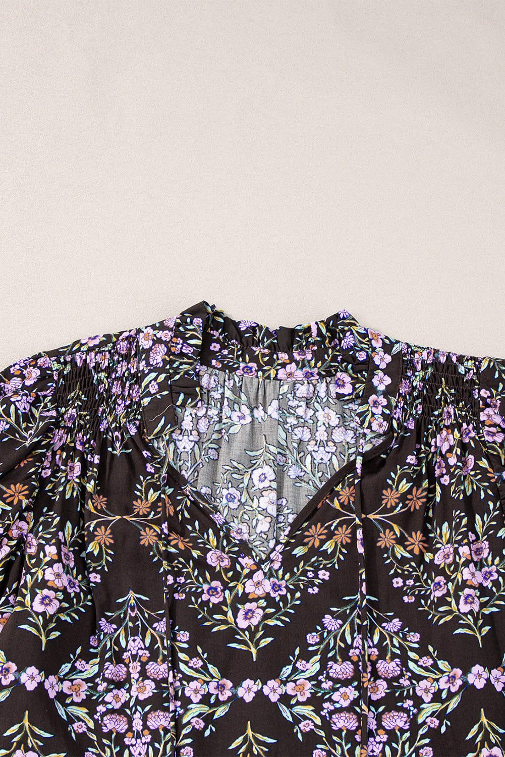 Vintage blouse met V-hals en bloemenruches