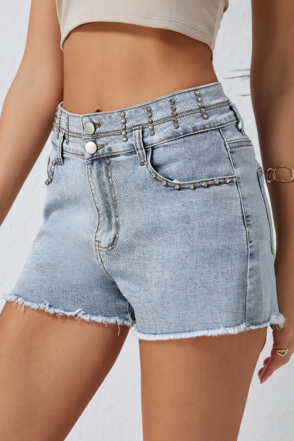 Hemelsblauwe denim shorts met diamanten studs in vintage wassing