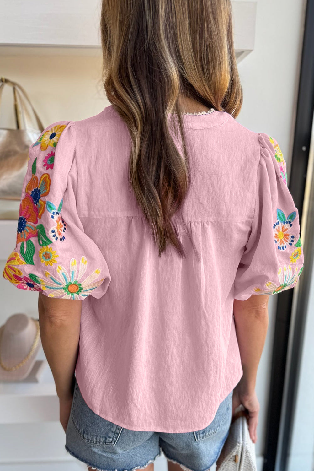 Roze bloemen geborduurde blouse met split aan de hals en pofmouwen