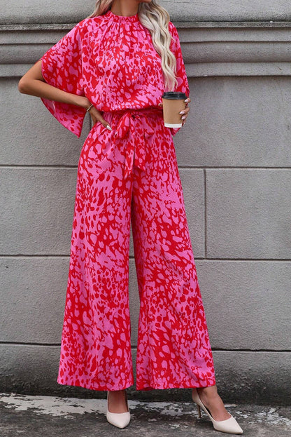 Roze luipaard jumpsuit met wijde pijpen, losse mouwen en riem