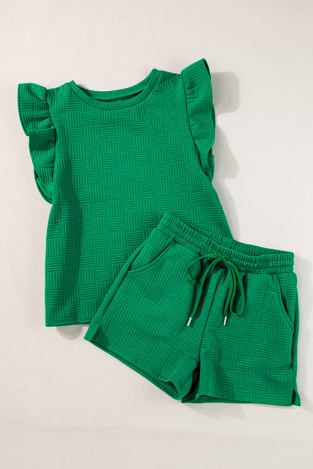 Heldergroene set met T-shirt met ruches aan de mouwen en short met trekkoord