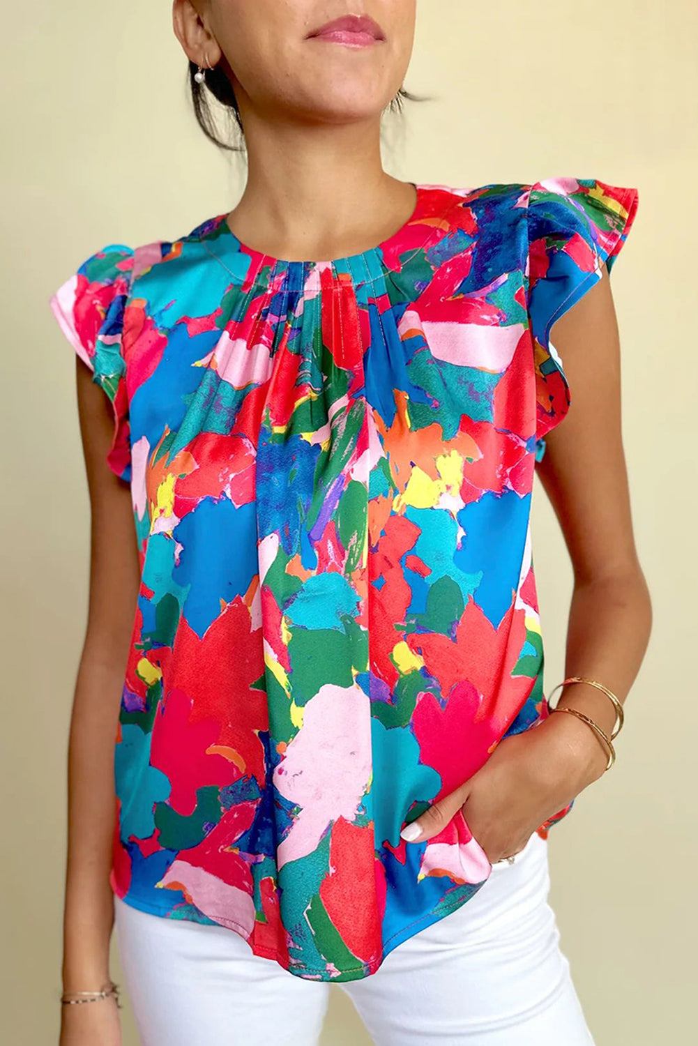 Donkerblauwe blouse met geplooide hals en fladdermouwen met abstracte print