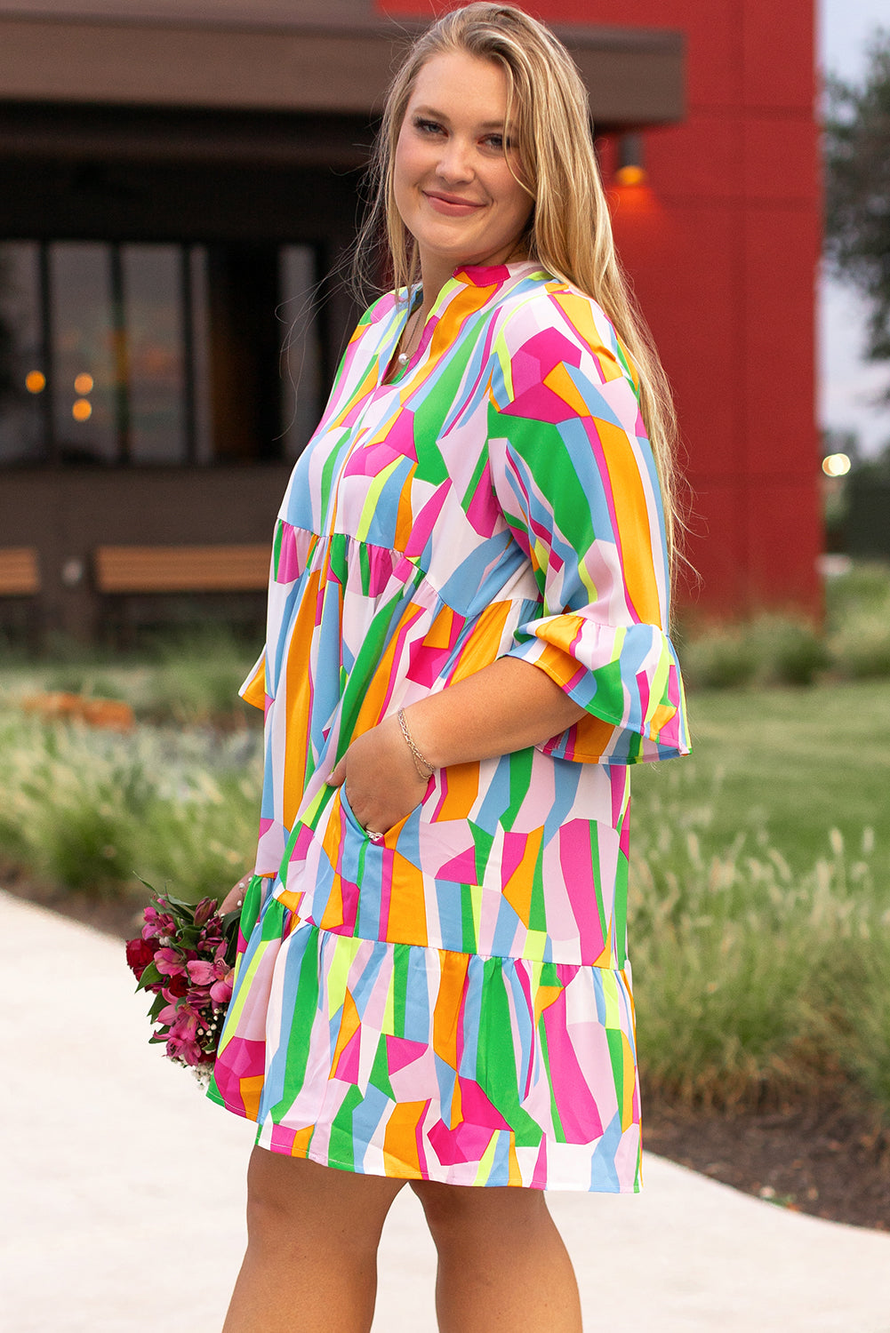 Multicolour plus -size levendige abstracte print gelaagde gegolfde mini -jurk