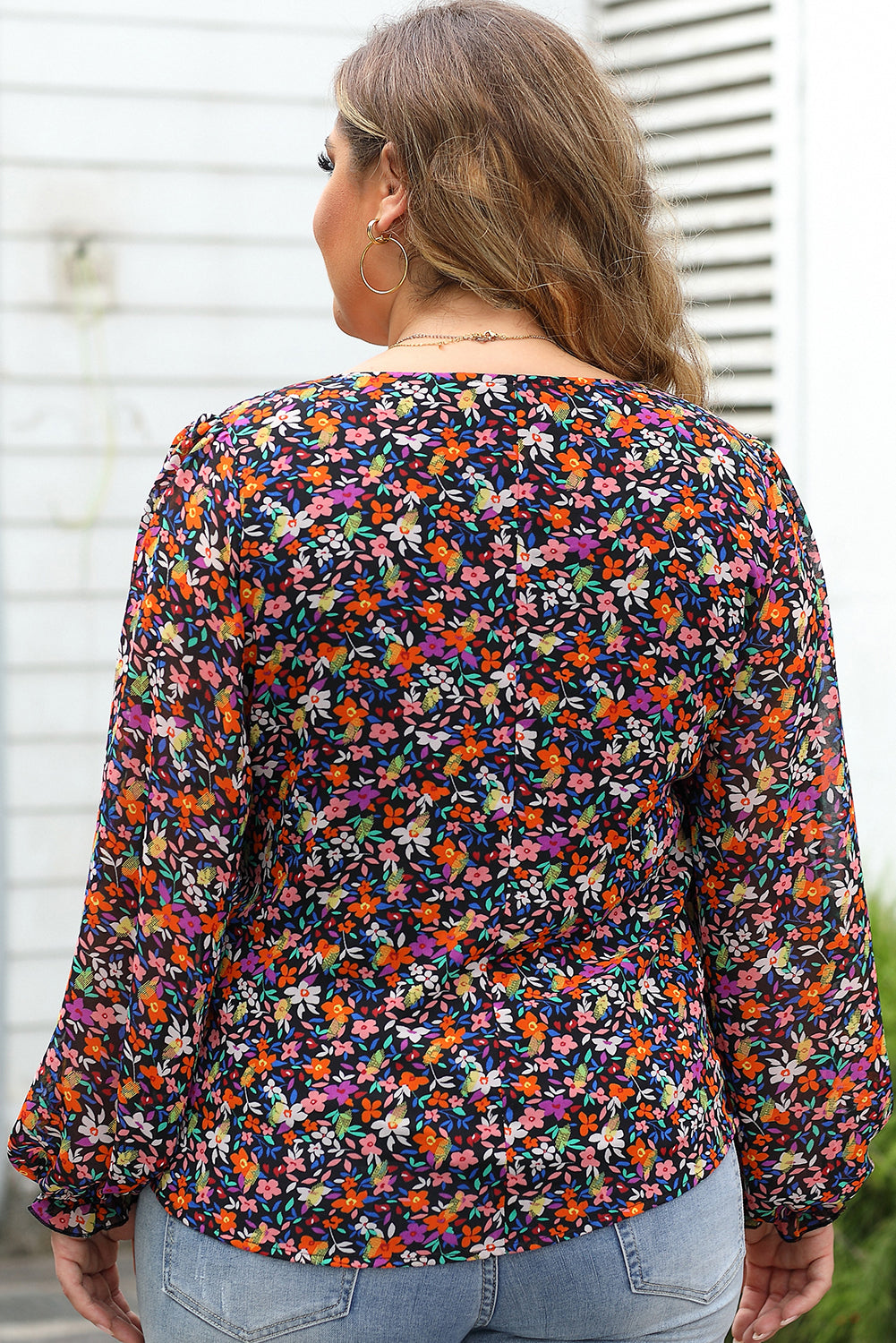 Zwarte grote maat bloemenblouse met V-hals en bubbelmouwen