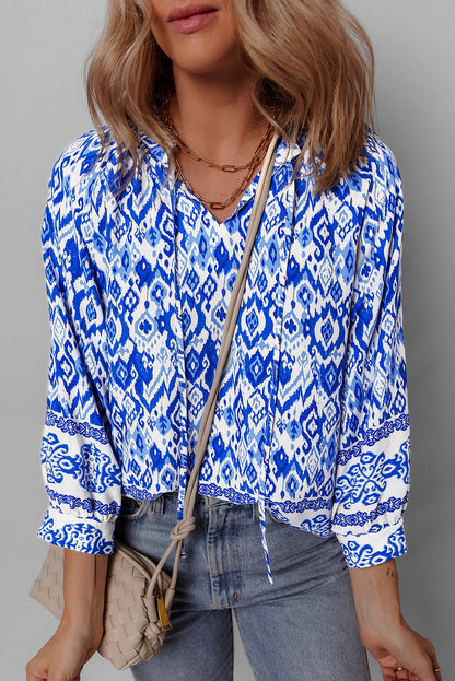 Blauwe boho bedrukte 3/4 mouw vastgebonden nekblouse