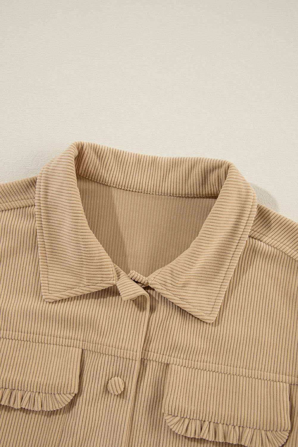 Licht Frans beige effen corduroy shacket met klepzak en knoopsluiting