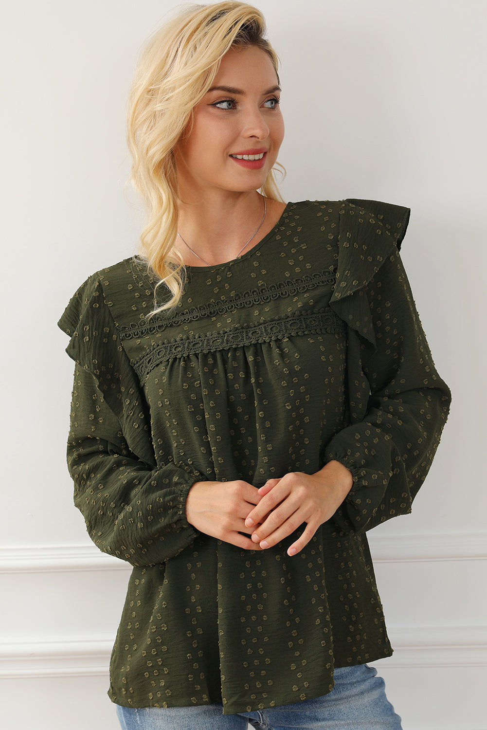 Zwartachtig groene kanten blouse met ruches aan de schouder en lange mouwen