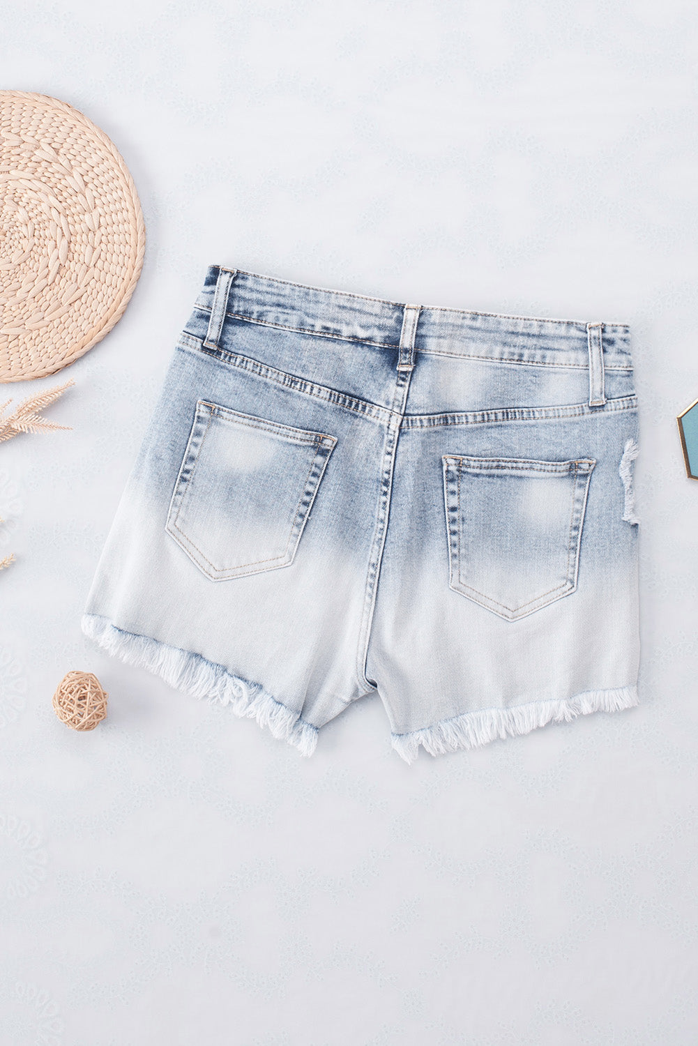 Hemelsblauwe gebleekte denim denim shorts met wassing