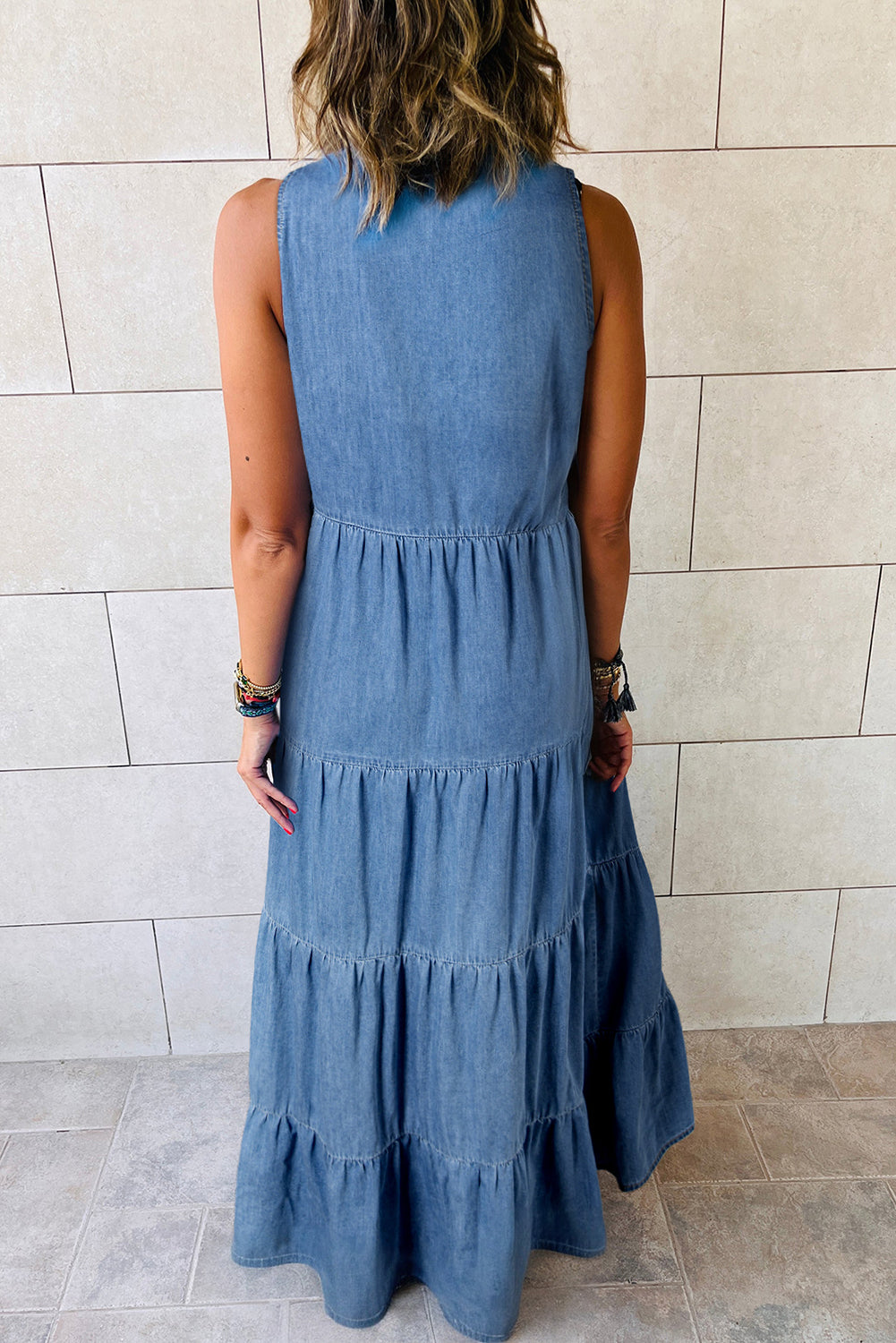 Blauwe mouwloze gelaagde chambray maxi-jurk