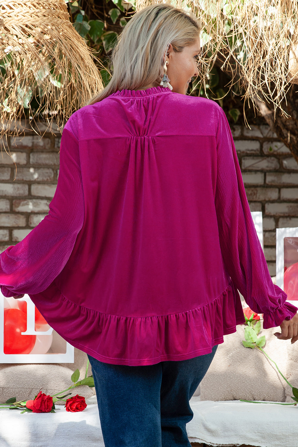 Felroze fluwelen blouse met V-hals en geplooide mouwen in grote maten