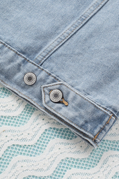 Hemelsblauw denim jack met knoopsluiting en gescheurde capuchon