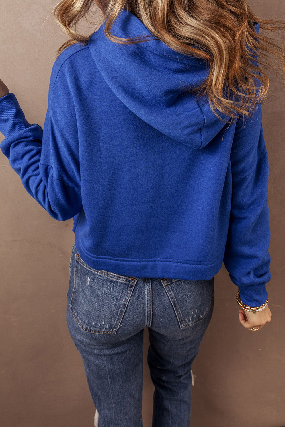 Donkerblauwe effen hoodie met verlaagde schouders en trekkoord