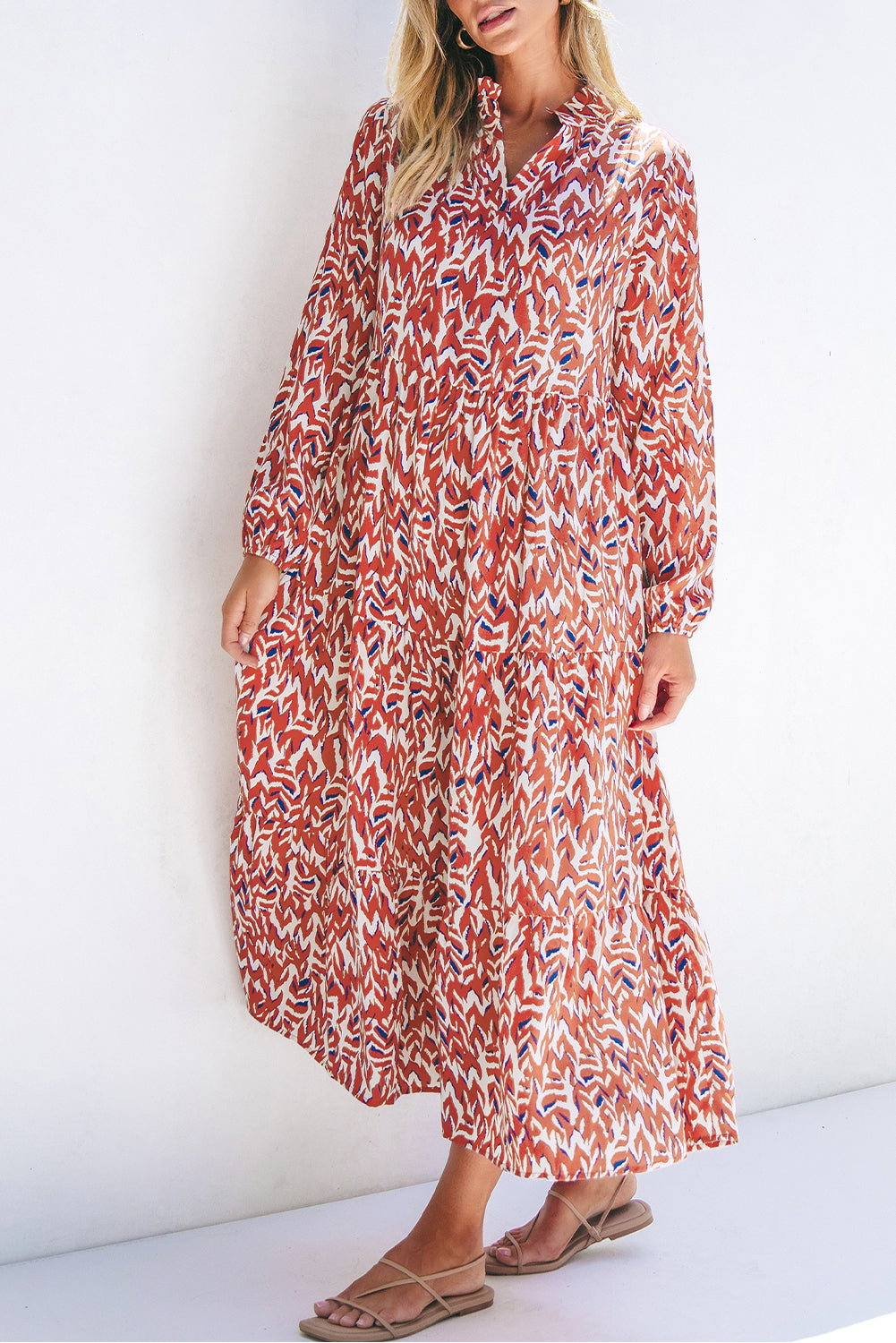 Oranje midi-jurk met abstracte print en V-hals, geplooide hoge taille