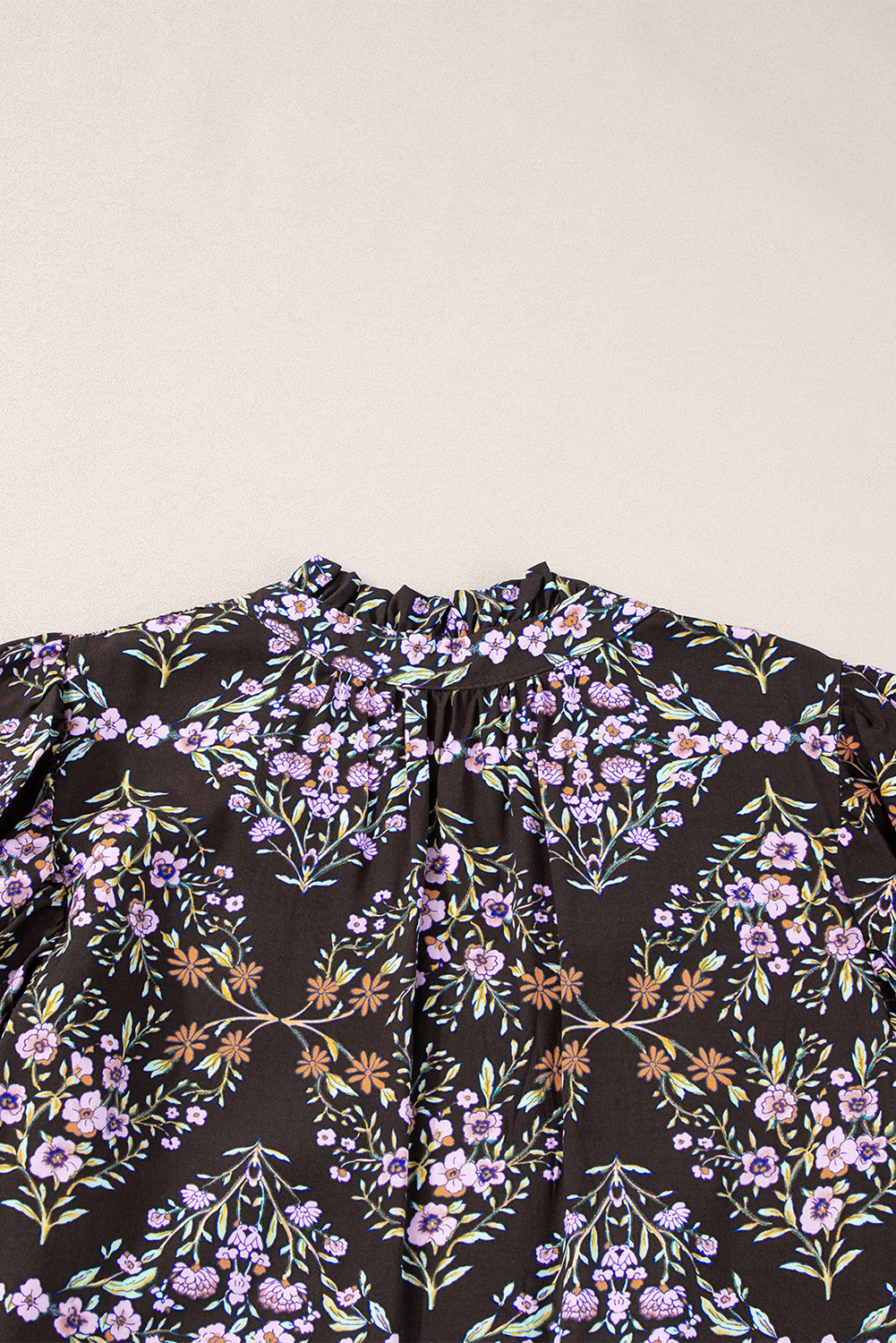 Vintage blouse met V-hals en bloemenruches