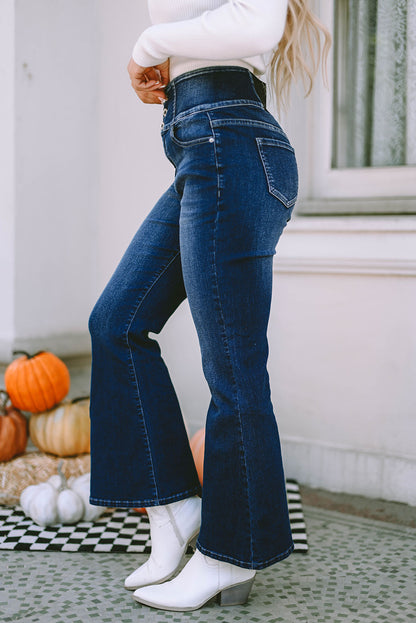 Blauwe knopen, elastische brede tailleband, flare jeans aan de achterkant