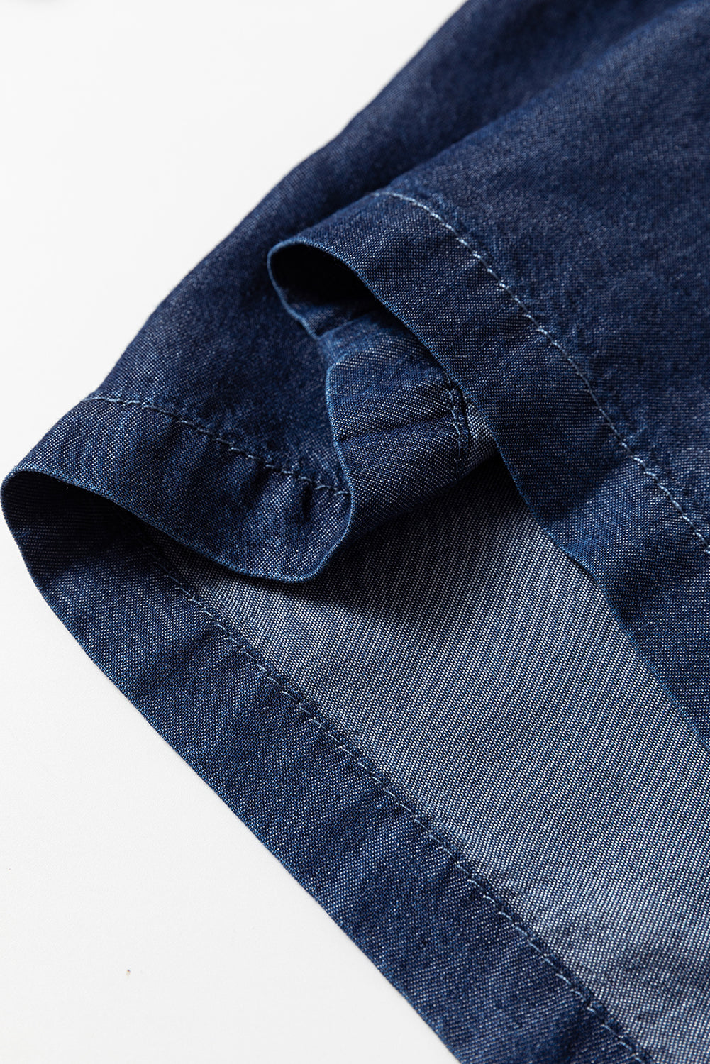 Zeilblauwe zijzakken, gesmokte jeans met hoge taille en wijde pijpen