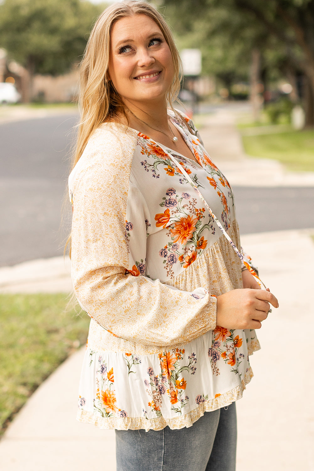 Witte plus-size blouse met bloemenprint, V-hals en pofmouwen