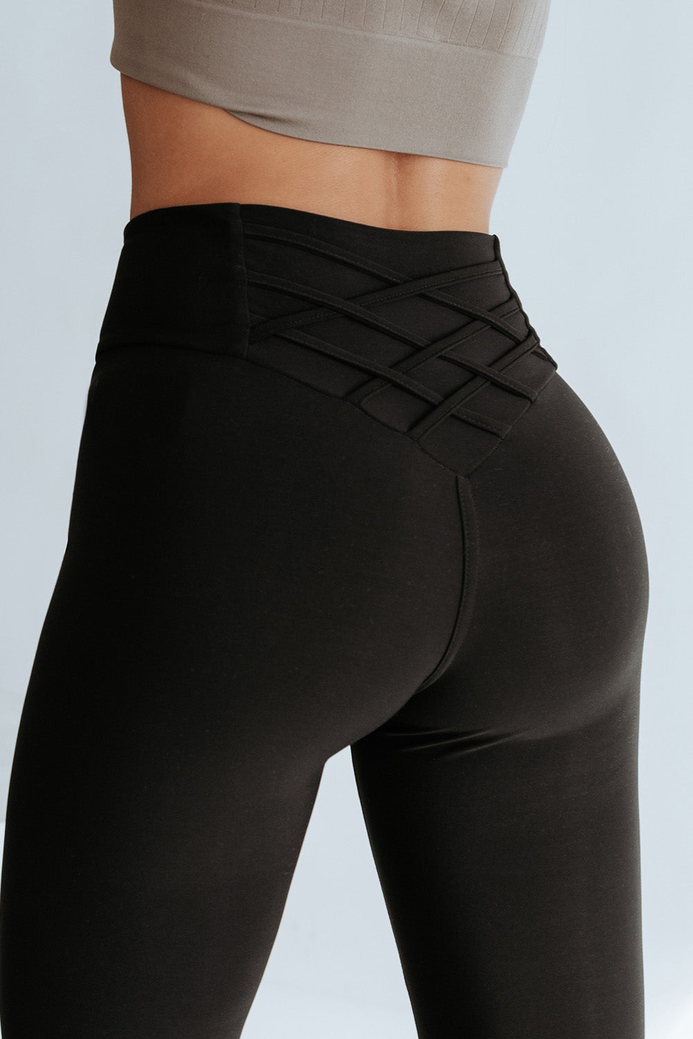 Zwarte legging met gekruiste buikcontrole en hoge taille