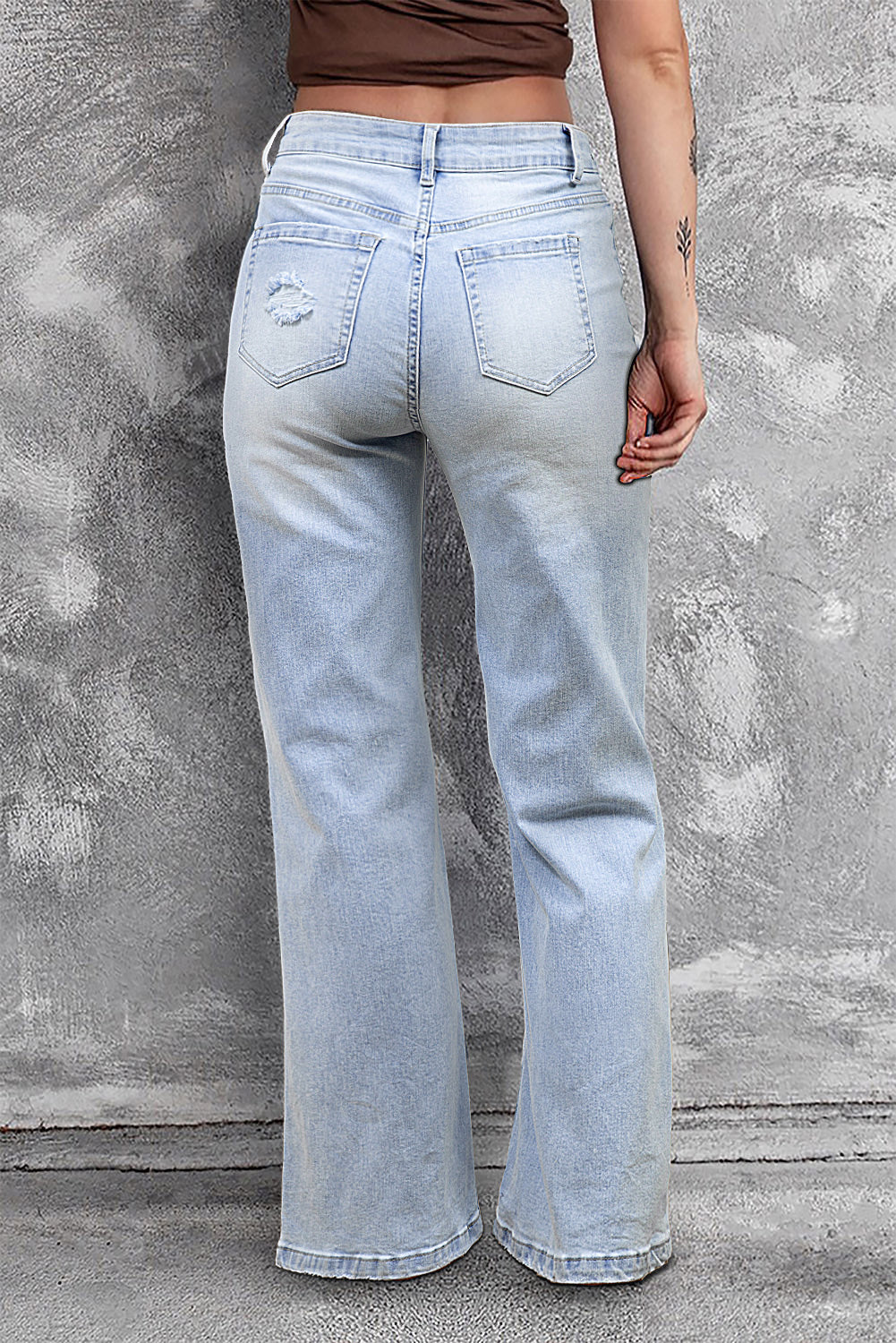 Beau blauwe vintage lichte wassing van verontruste flare-jeans