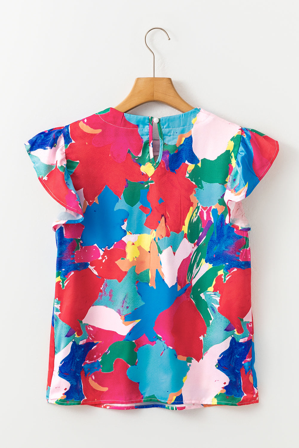 Donkerblauwe blouse met geplooide hals en fladdermouwen met abstracte print