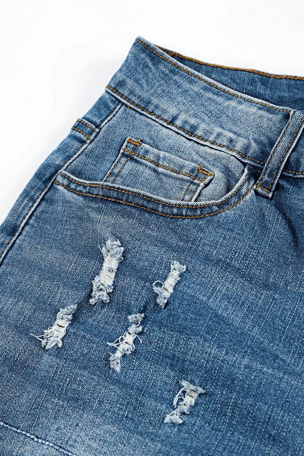 Zakken met knopen en versleten jeans