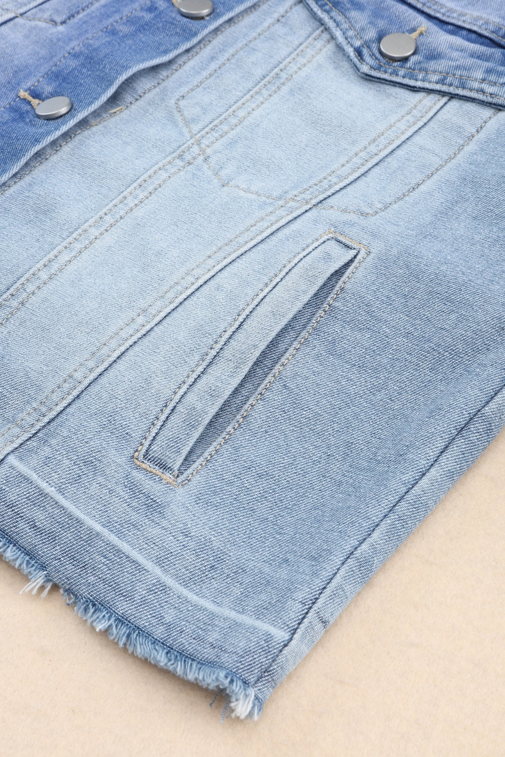 Hemelsblauw denim patchwork jack met gerafelde zoom en kleurblokken