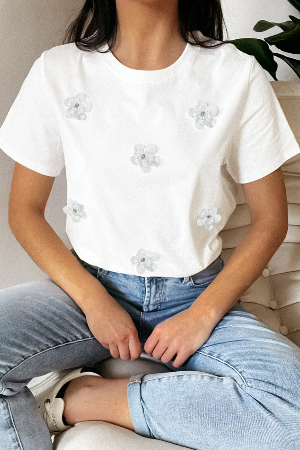 T-shirt met ronde hals en witte bloemenapplicatie