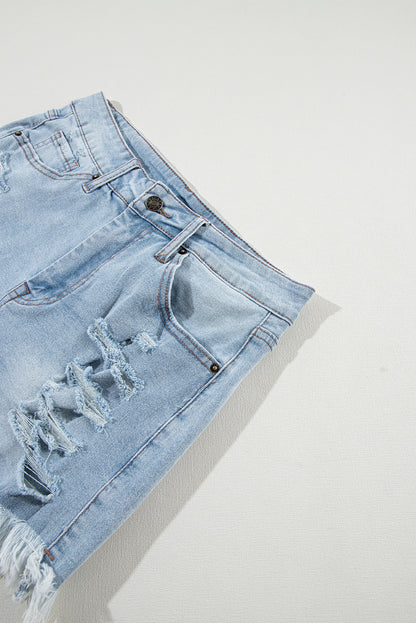 Lichtblauwe denim shorts met gescheurde, ruwe zoom en hoge taille