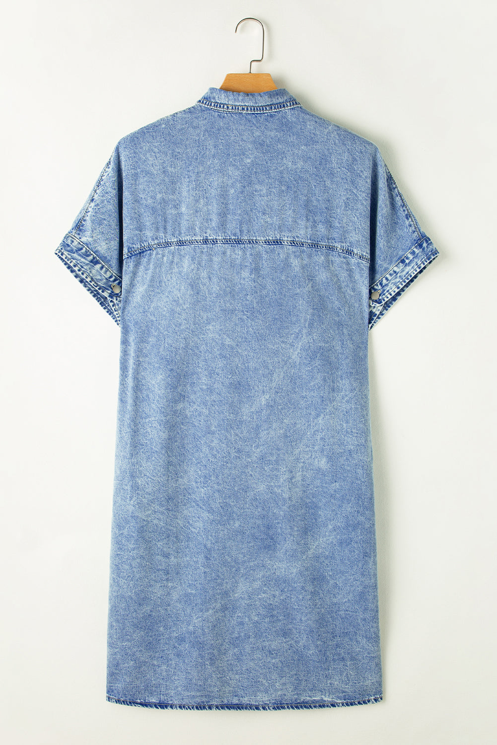 Lichtblauwe chambray-jurk met losse medium wassing en korte mouwen