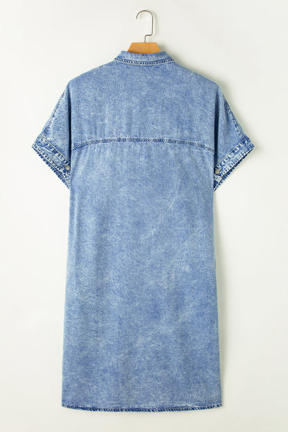 Lichtblauwe chambray-jurk met losse medium wassing en korte mouwen