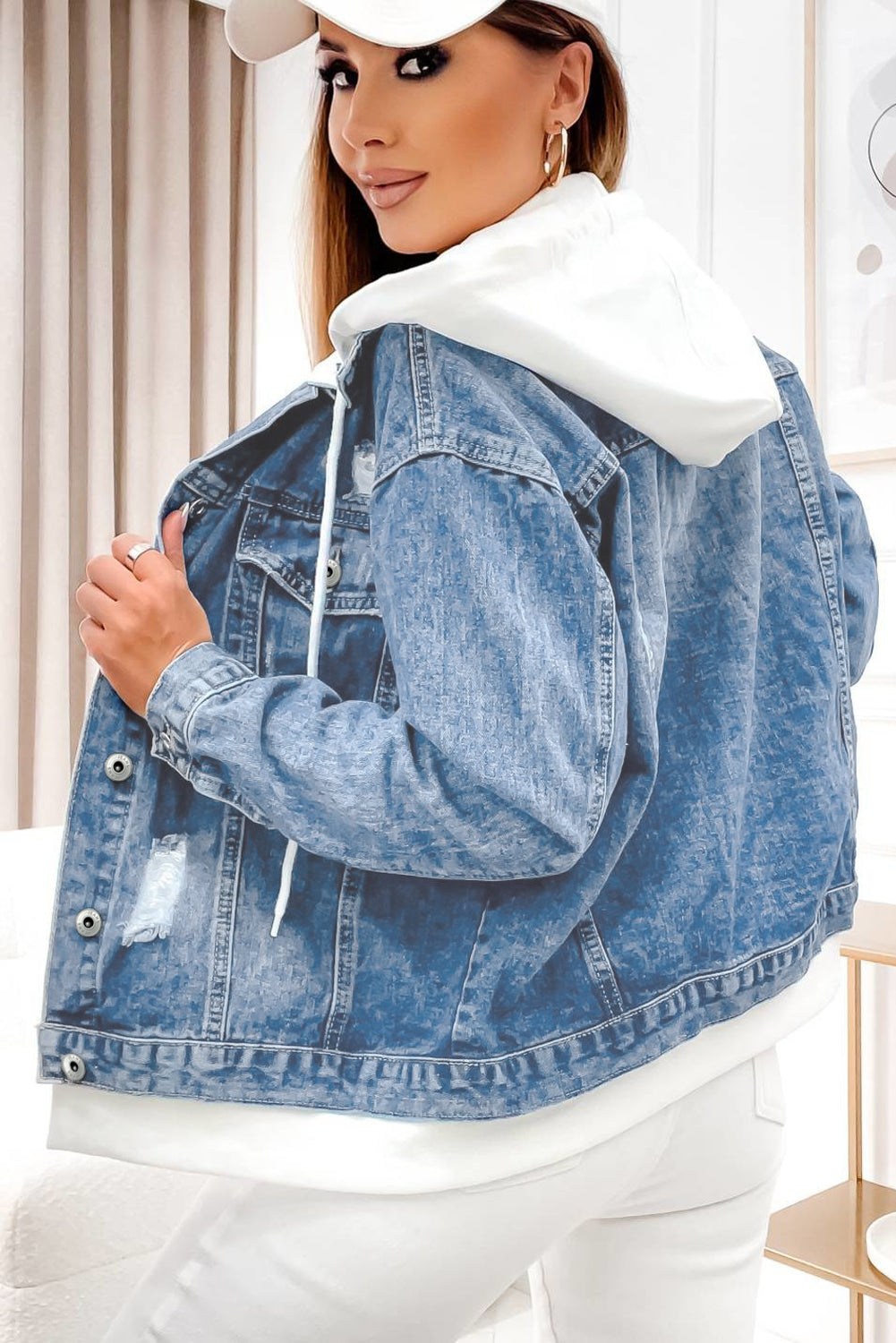 Hemelsblauw denim jack met contrasterende capuchon en zakken