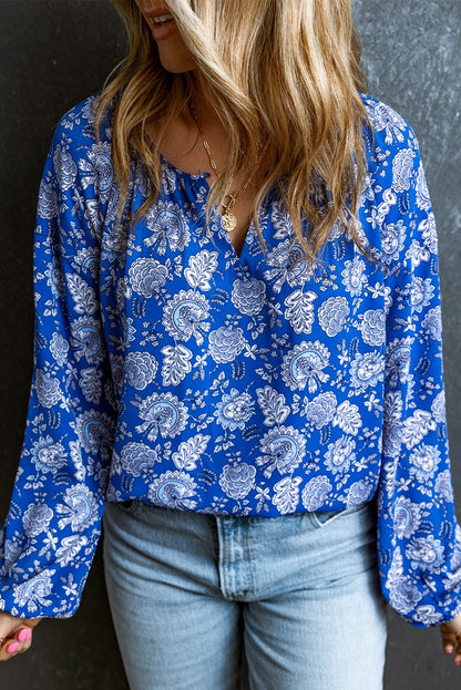 Blauwe blouse met ingekerfde V-hals en lange mouwen met bloemen