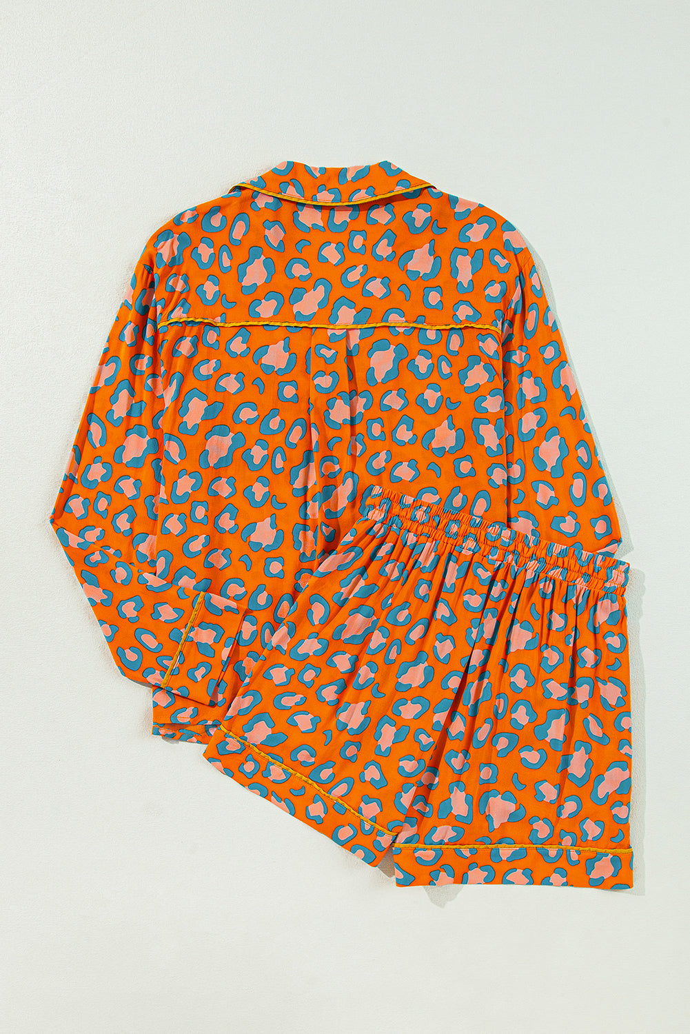 Oranje luipaardprint pyjamaset met lange mouwen en korte broek