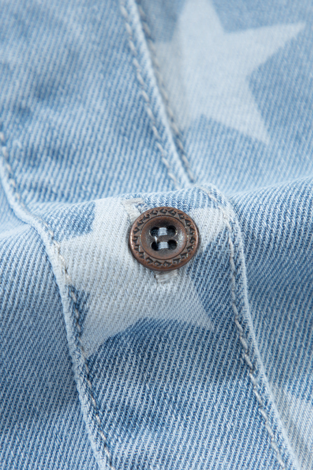 Hemelsblauwe sterrenprint licht gewassen denim jack met ruwe zoom