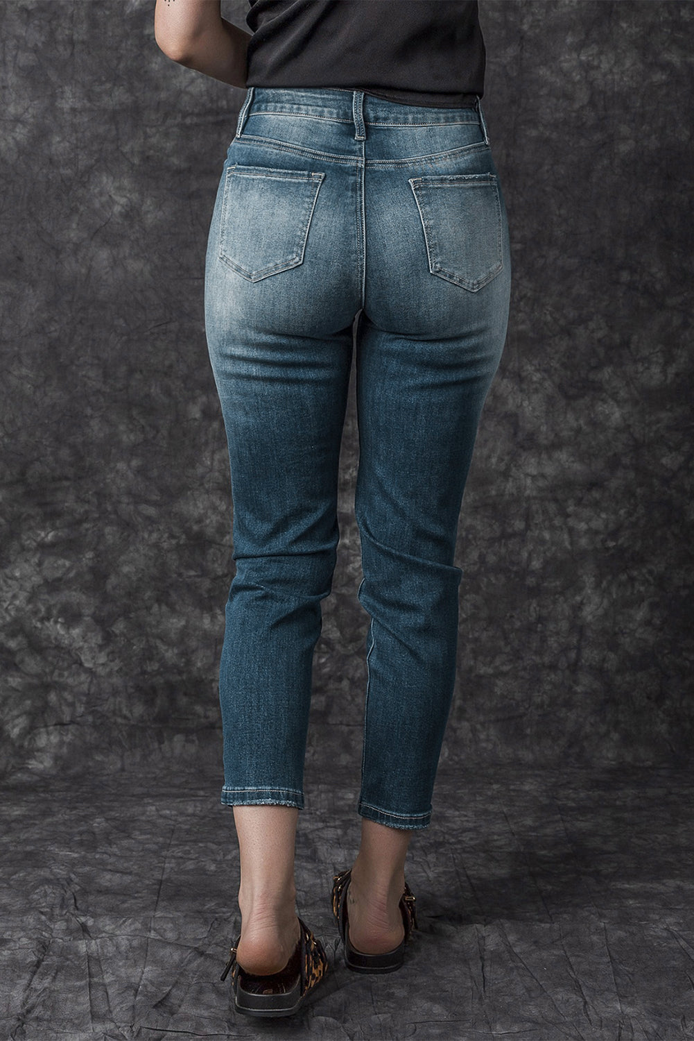 Blauwe noodlijdende gescheurde skinny jeans