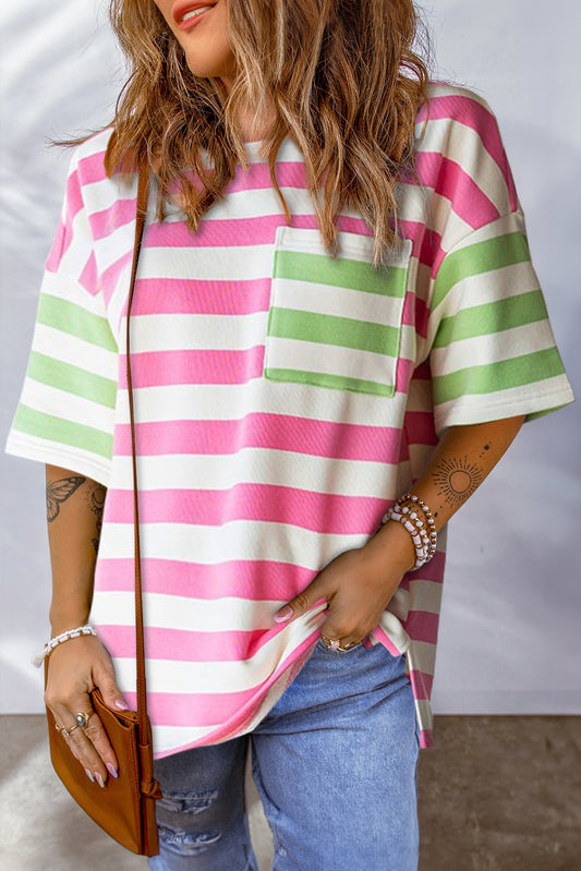 T-shirt met roze strepen en contrasterende patch op de zak