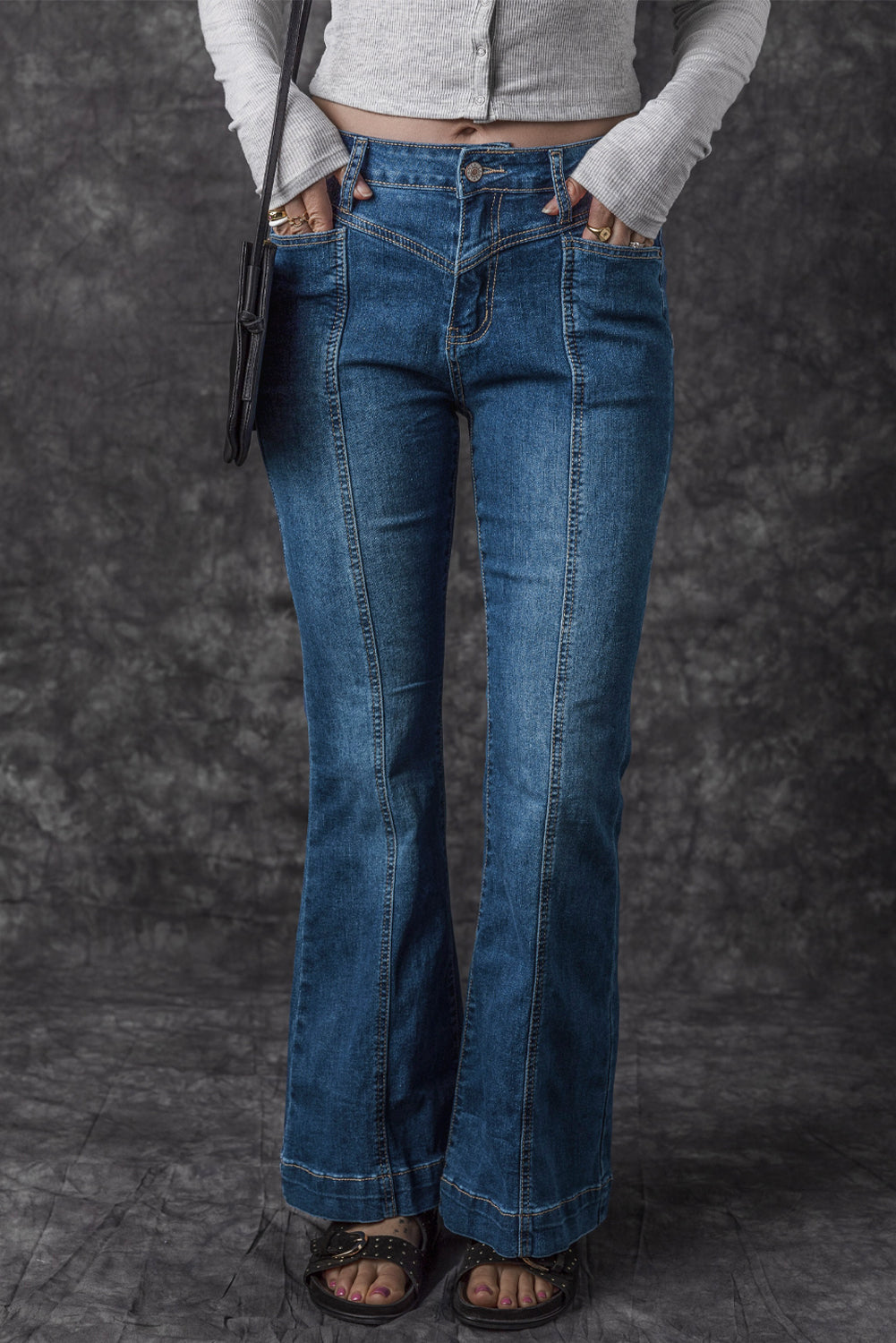 Blauwe zakflare-jeans met hoge taille en stiksels