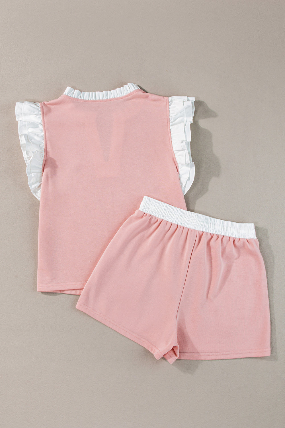 Lichtroze set met gegolfde top en short met contrasterende rand