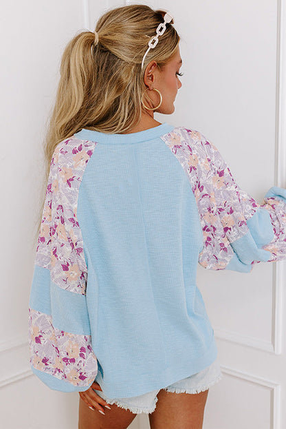 Beau blauwe getextureerde bloemen patchwork blouse met ballonmouwen