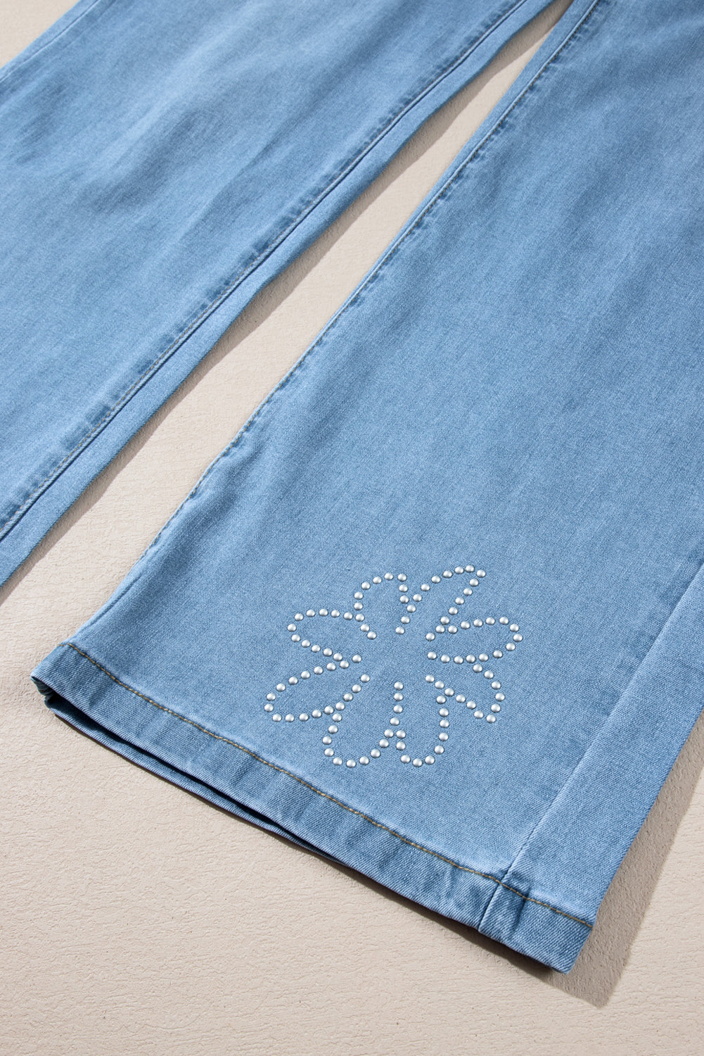 Lichtblauwe jeans met bloemen en strassdecor, hoge taille en wijde pijpen