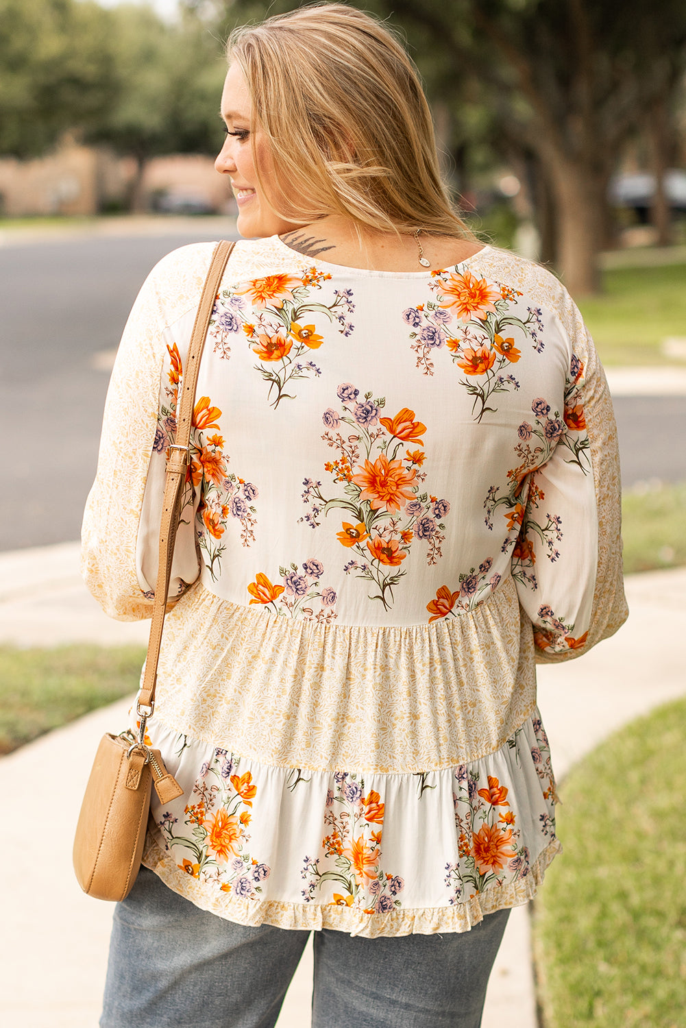 Witte plus-size blouse met bloemenprint, V-hals en pofmouwen