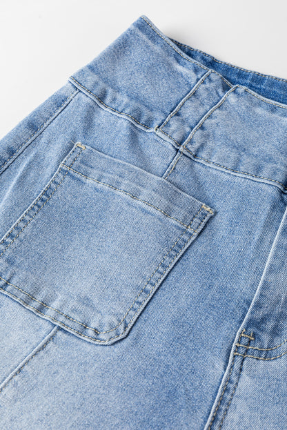 Lichtblauwe jeans met knoop en zichtbare naad en opgestikte zak