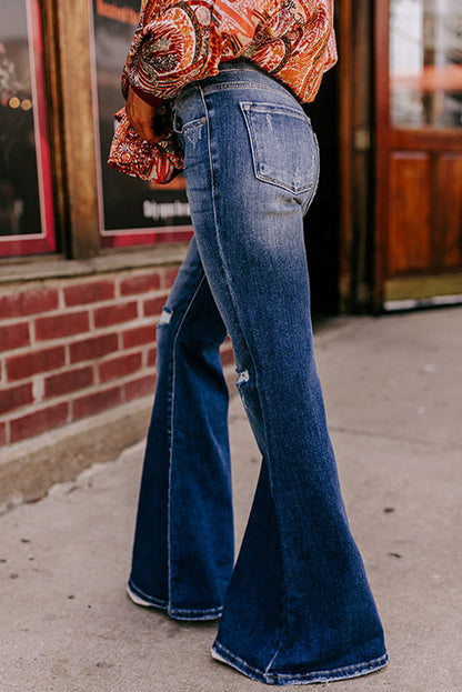 Hemelsblauwe flare-jeans met hoge taille, gescheurde knoopsluiting