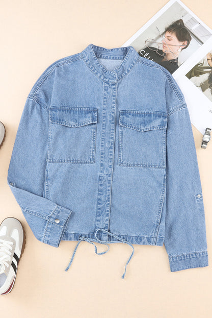 Hemelsblauw denim jack met oprolbare tabmouw en knoopsluiting met zak