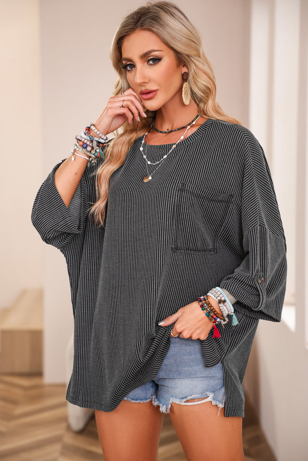 Donkergrijze, geribbelde oversized top met borstzak en rollipjes op de mouwen