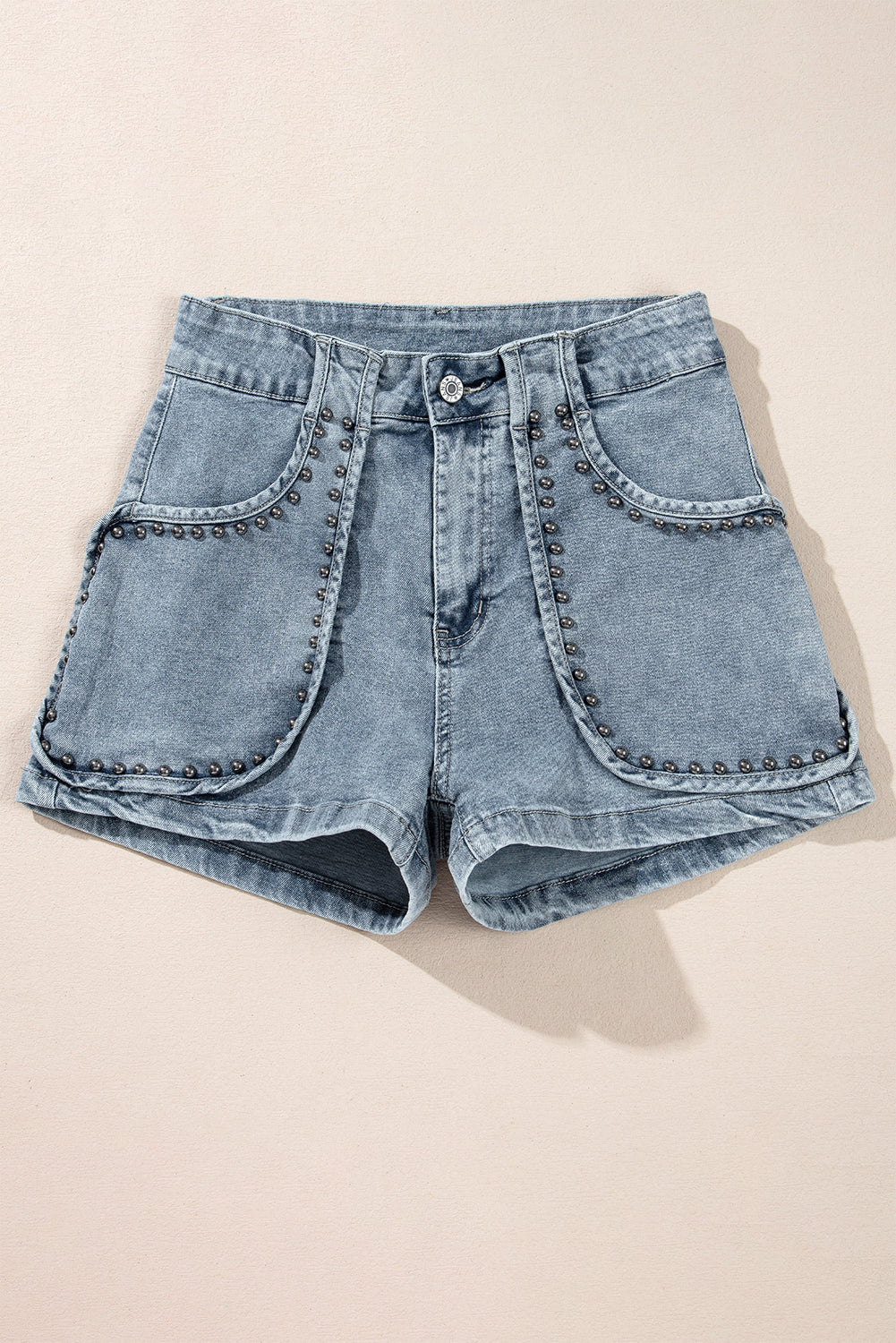 Schemerblauwe jeansshort met studs in zure wassing