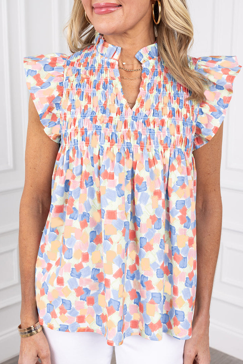 Roze gesmokte juk gegolfde blouse met abstracte print