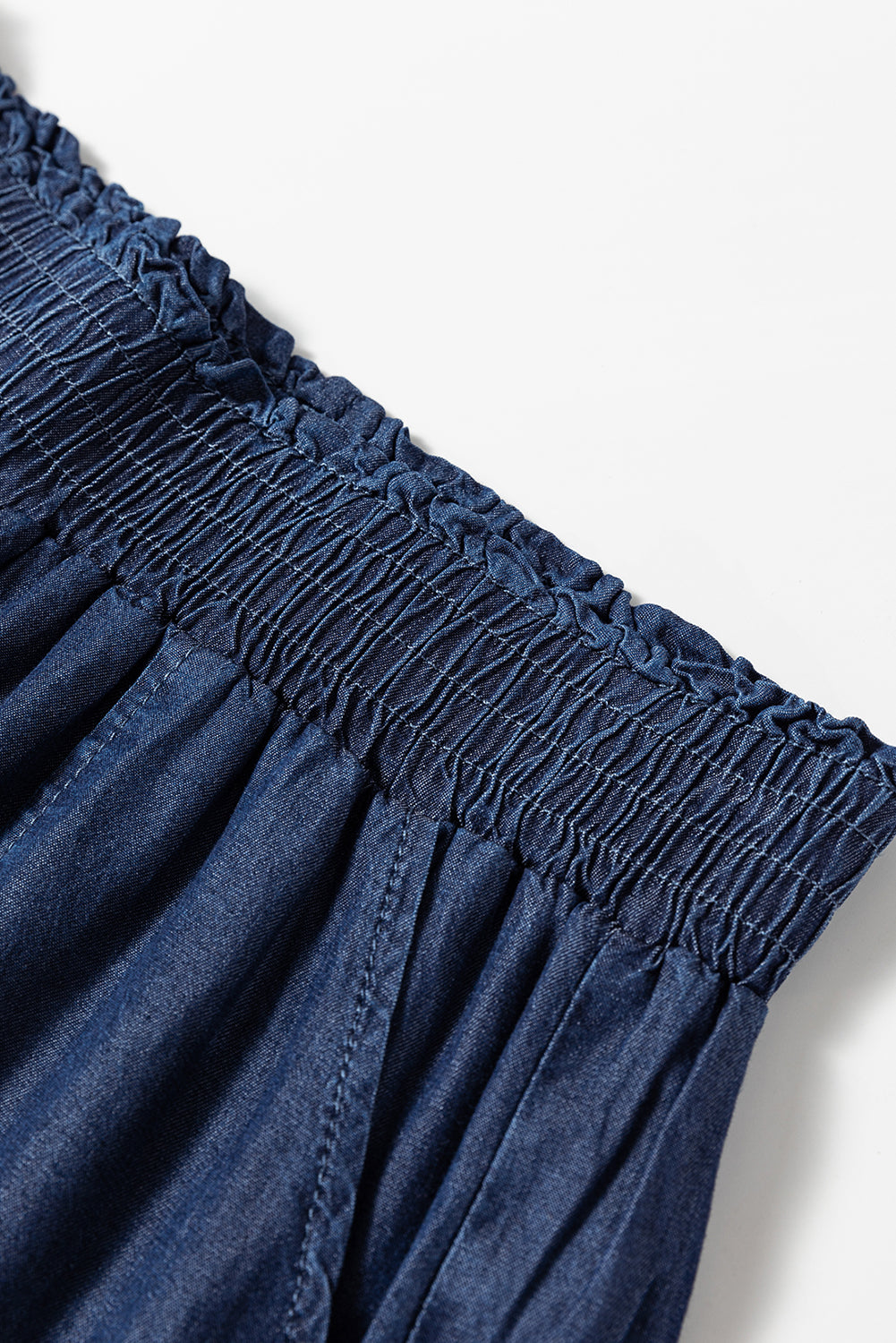 Zeilblauwe zijzakken, gesmokte jeans met hoge taille en wijde pijpen