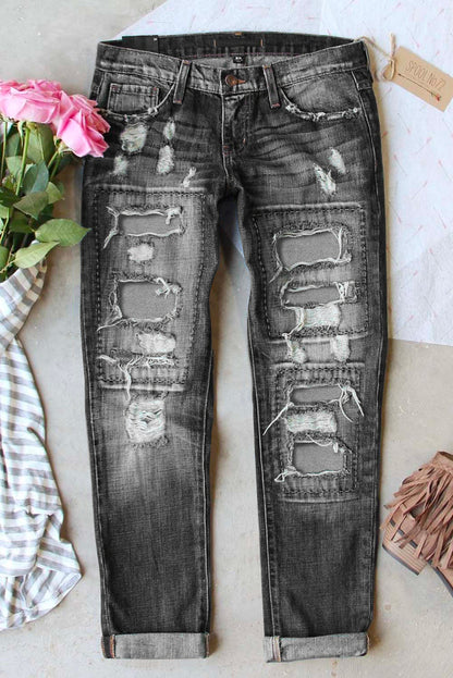 Grijze versleten jeans met zakken met knopen