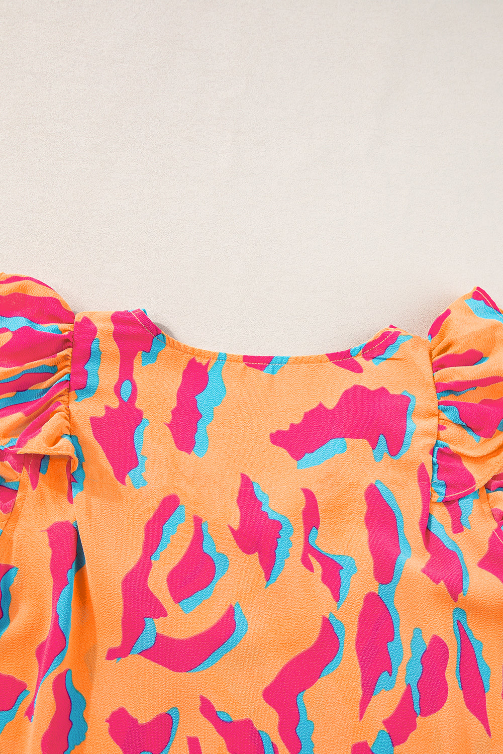 Oranje blouse met abstracte print, V-hals en ruches aan de mouwen